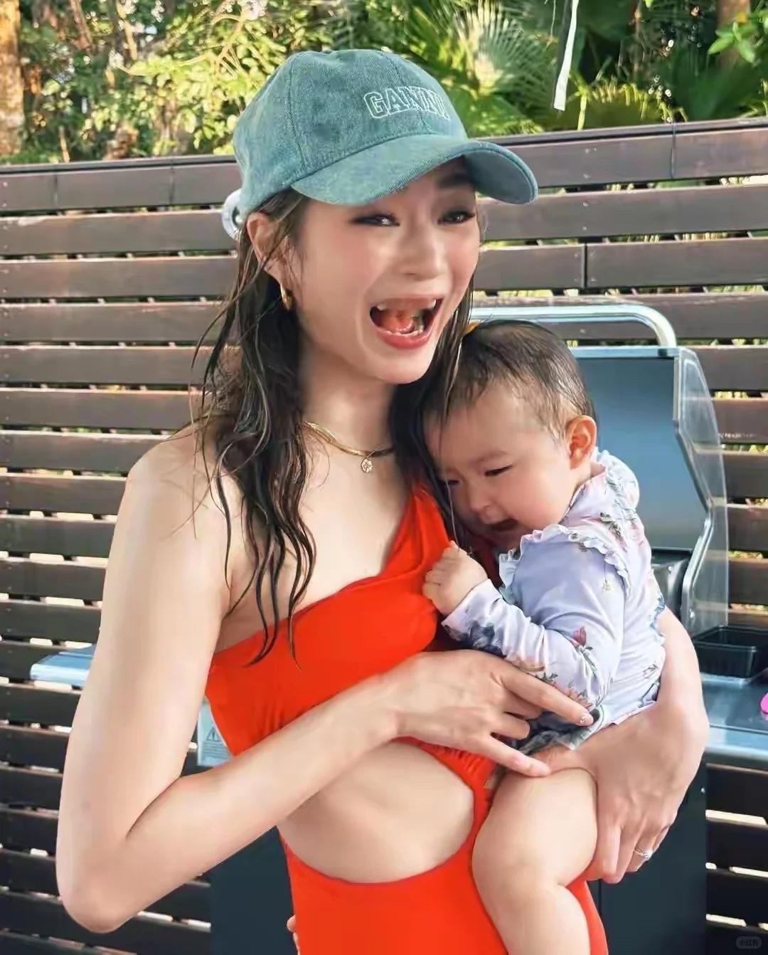 连诗雅和女儿，她女儿和老豆陈家乐太像了，可爱！ 