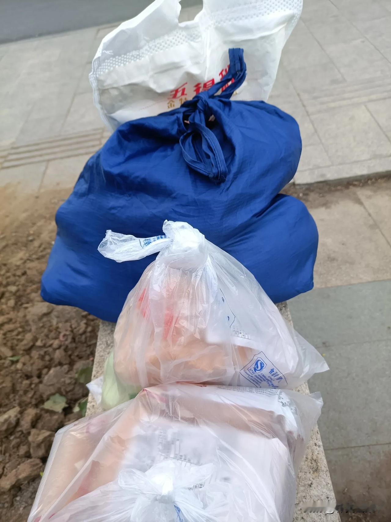
不知道有没有跟我一样的人一遇见节假日超市打折就想去捡便宜[呲牙]

实际上也真