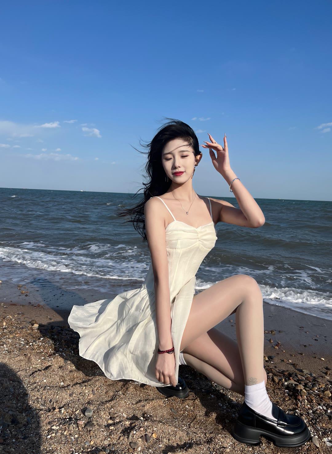 海边度假甜酷混搭Look🧊，奶白色吊带裙+乐福鞋度假风 吊带裙究竟是什么 女人