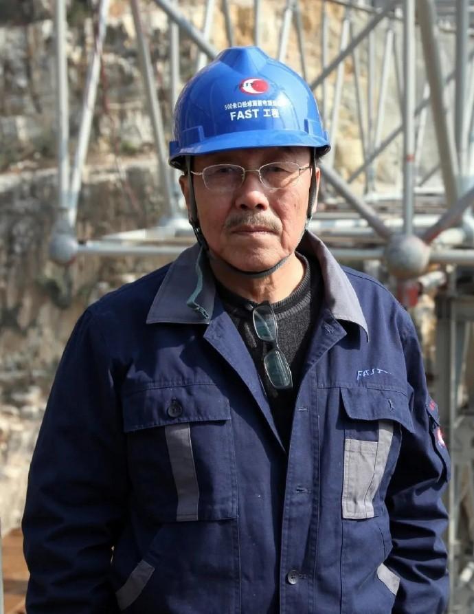 请您停留1秒钟，为中国天眼之父、人民科学家南仁东爷爷，献上一朵花，致敬！  他们