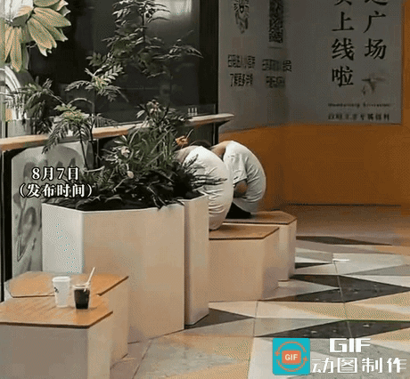 “太吓人了”山东一名女子逛商时，发现不远处有两个男孩正低着头在看什么，一时好奇，