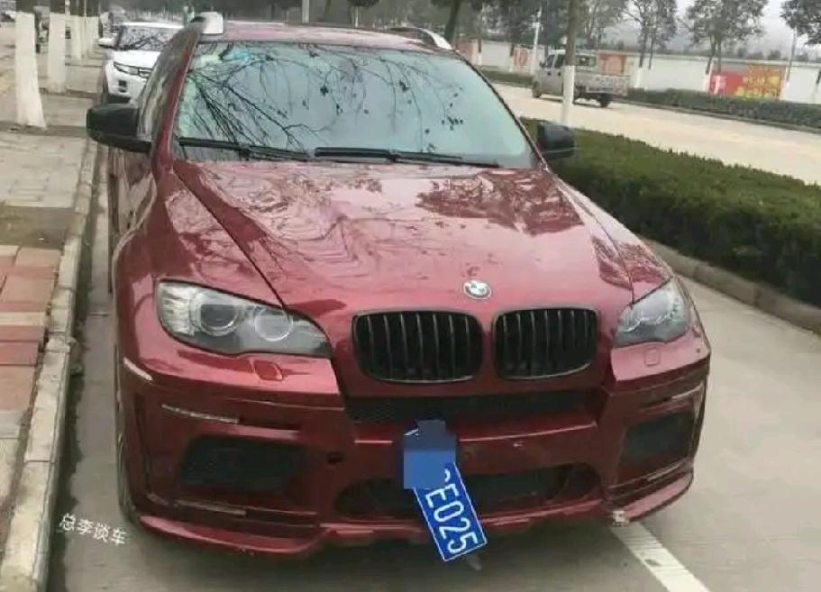 早上下楼，发现我的车牌照被人偷了，前窗的雨刷下面压着纸条，有电话号码。

我的车