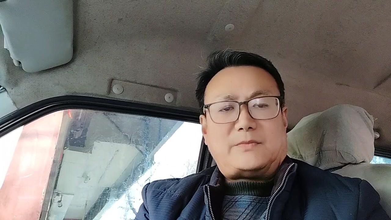 从法律层面，物业是服务者，业主才是小区的主人，物业本质是业主雇佣的服务者，而非管