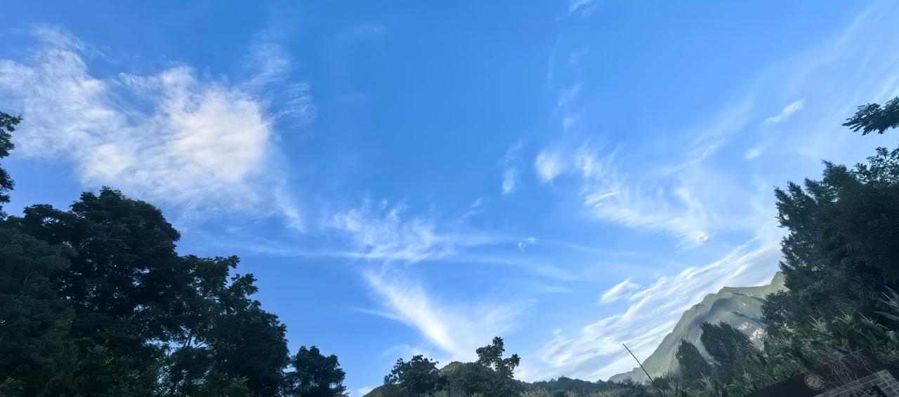 四川话架蔑是什么意思呢？个人认为有两个意思！
一、指木匠开始用蔑兜在木头人画出线