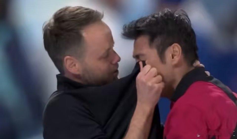 米兰冬奥会速度滑冰男子1500米决赛，宁忠岩以1分41秒98的成绩赢得金牌并且打