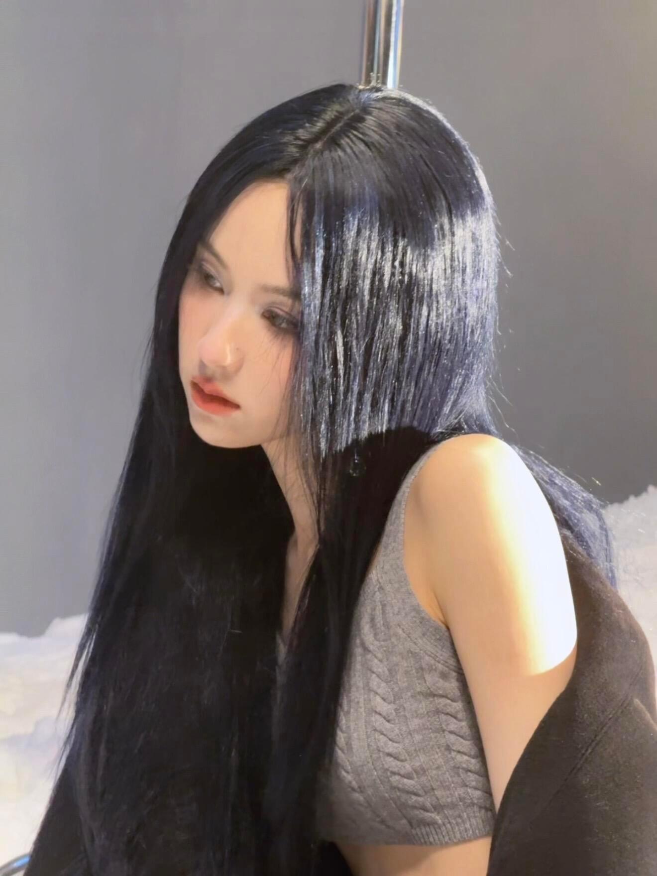 谁懂周也这个看垃圾的眼神周也这个眼神绝了！看她用看垃圾的目光扫过聂卫国，仿佛在说