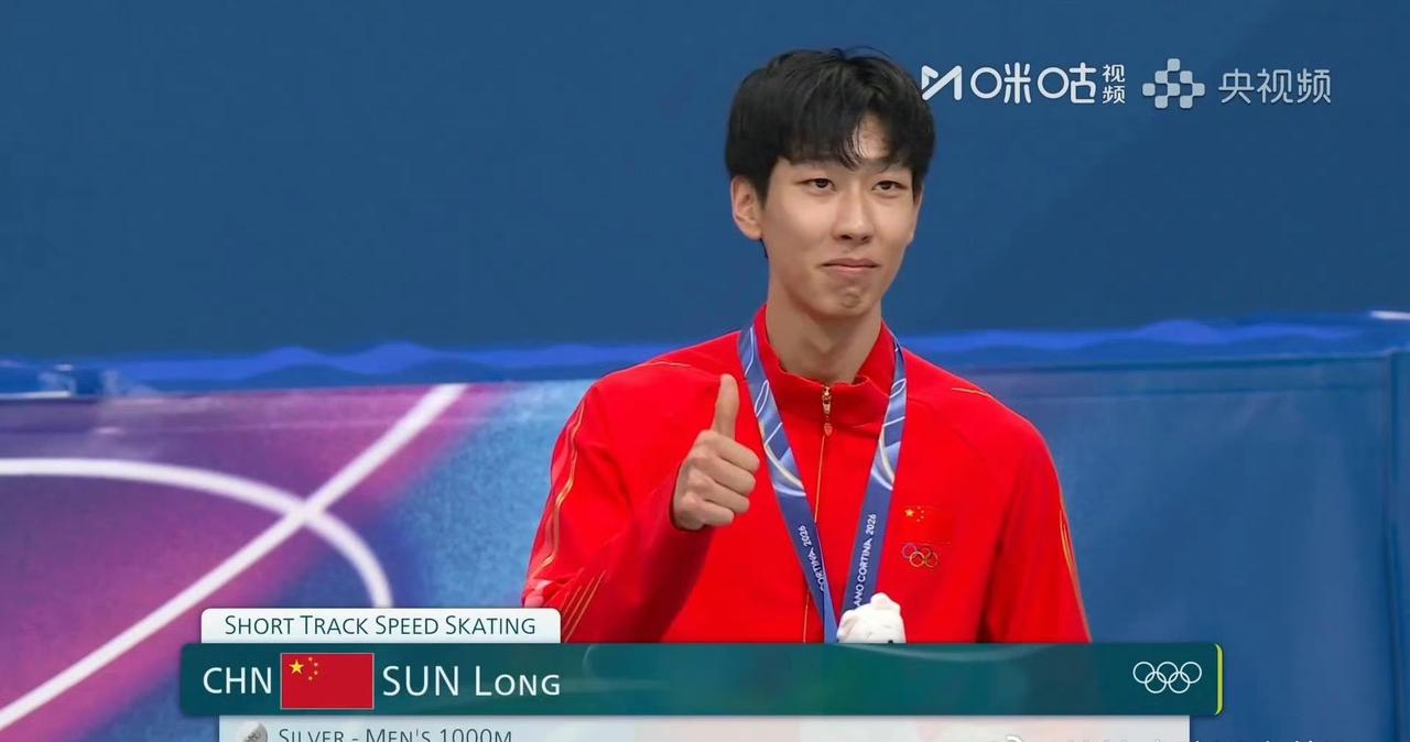 绝处逢生！孙龙🇨🇳获得银牌！
最后一圈外道直接干，距离金牌只差一点点！
孙龙