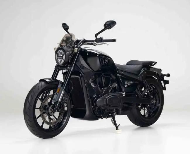 张雪机车新款ZX600摩托车通过工信部申报。车身尺寸2220×820×1105m