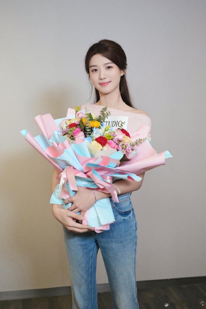 完全就是我们的小仙女呀，卢昱晓和月亮贴贴，又可爱又温柔呀！捧着月亮好甜美 