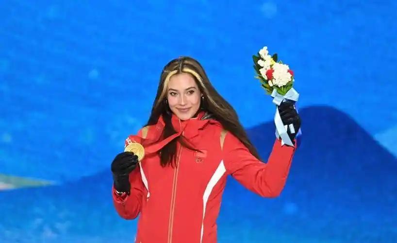 北京时间2月17日凌晨，米兰冬奥会自由滑行决赛展开争夺，备受关的中国选手谷爱凌登