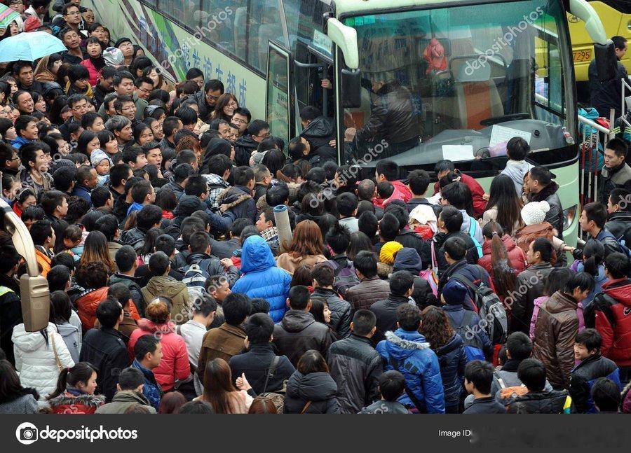 2012 年 1 月 20 日，成都市的一个长途汽车站，一群乘客在春节出行高峰期