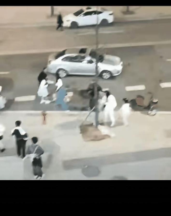 张女人被男人一脚踹飞，这下绝对老实了。 一个女人，尤其是一个嚣张跋扈的女人，无论