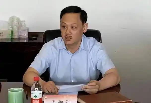 中国主要体育项目行业协会主席!
足球:宋凯（原辽宁体育局局长）
篮球:郭振明（体
