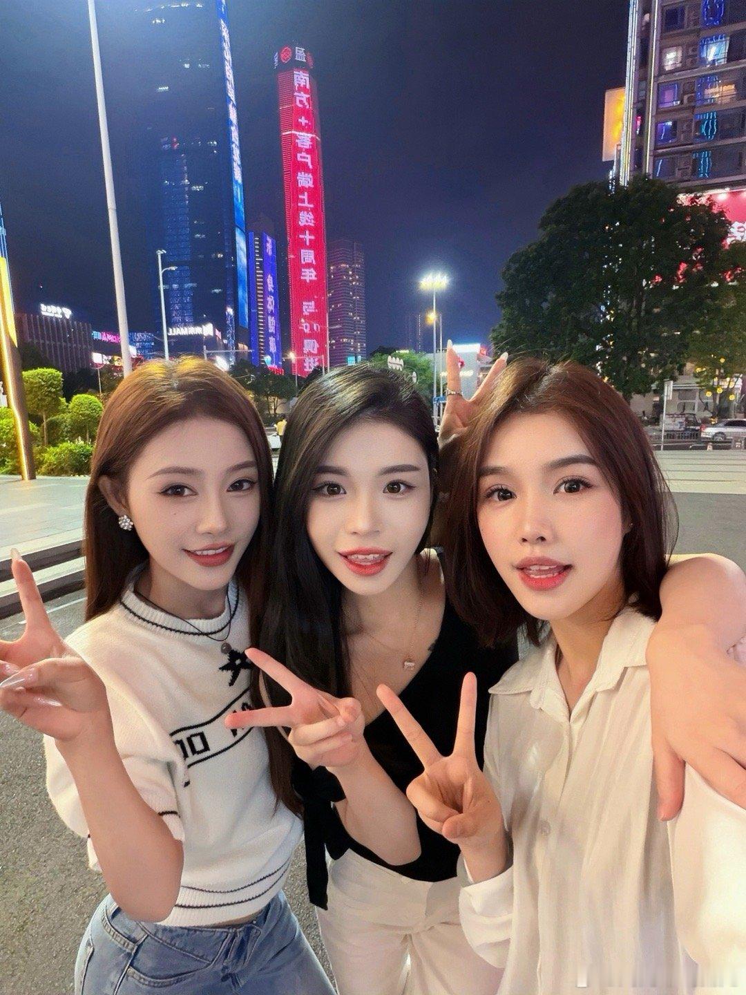 大家好 我们是东莞SHE~  ​​​