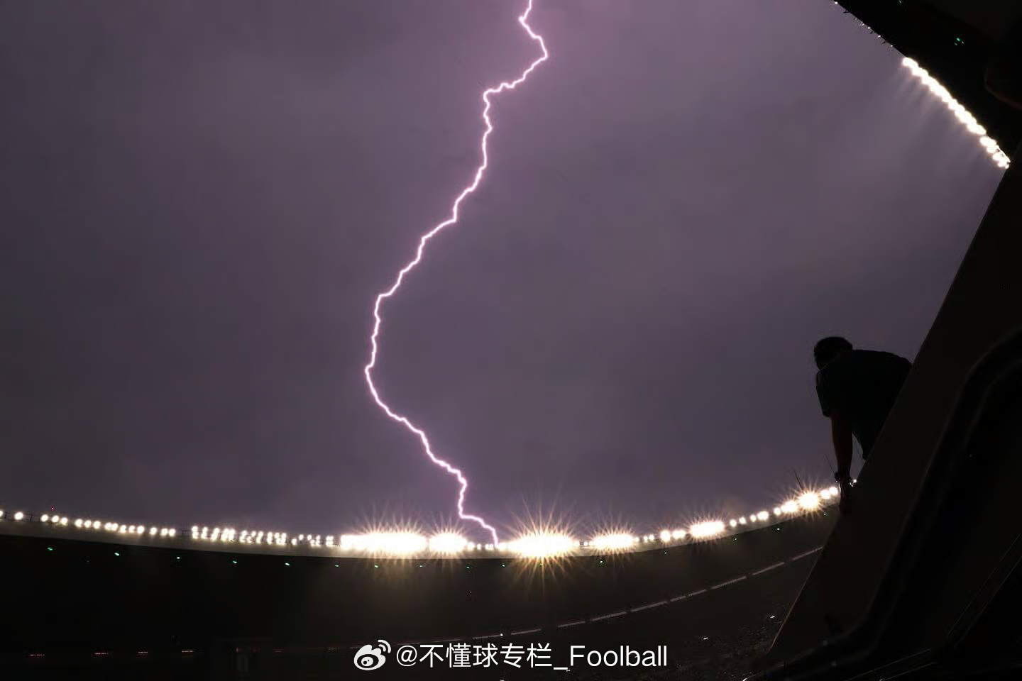 终于要开球了……此前墨西哥电闪雷鸣，而且现场记者说只有17摄氏度，文字记者席上“
