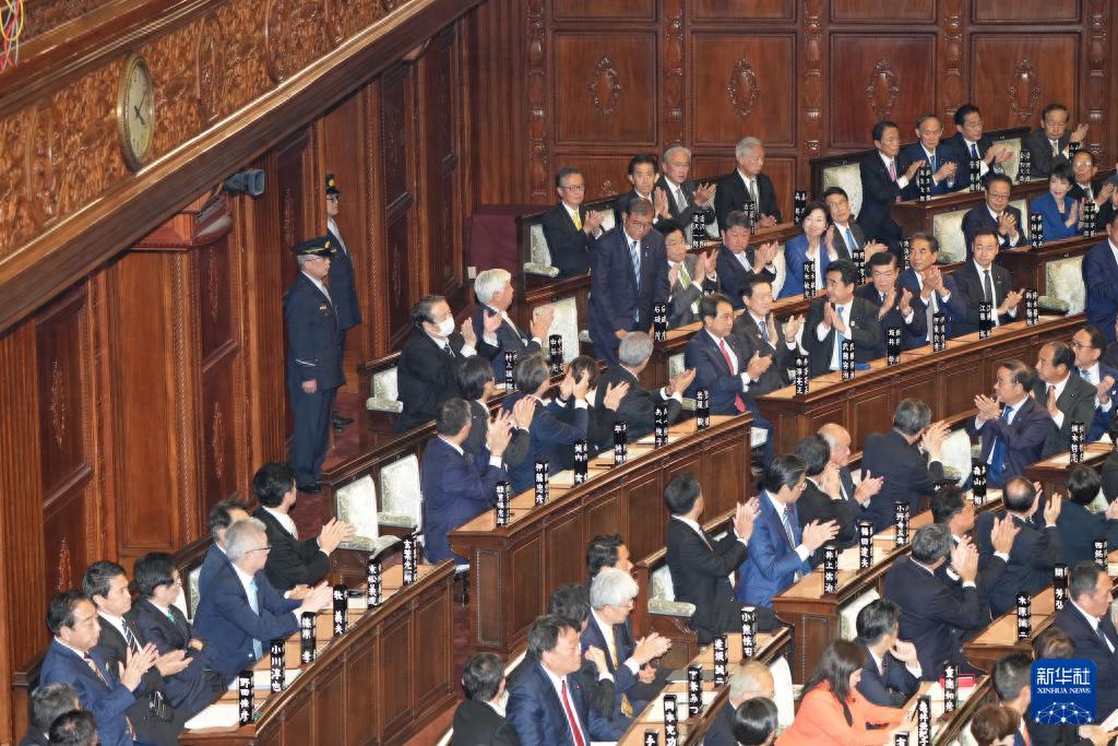 太戏剧化了！先是石破茂内阁集体辞职之后，日本紧赶着就召开了特别国会进行首相指名选