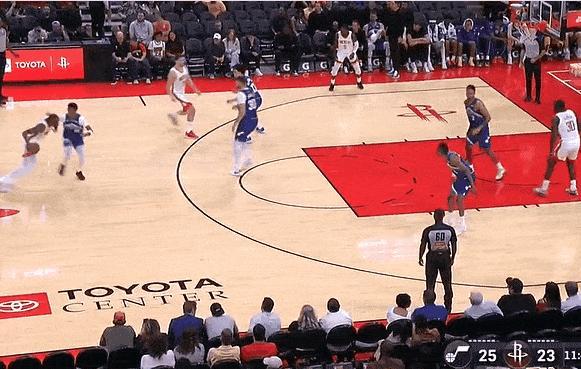 我来就是干这事的！阿杜这硬解可还行？
在今天NBA季前赛火箭对阵爵士的第一节比赛