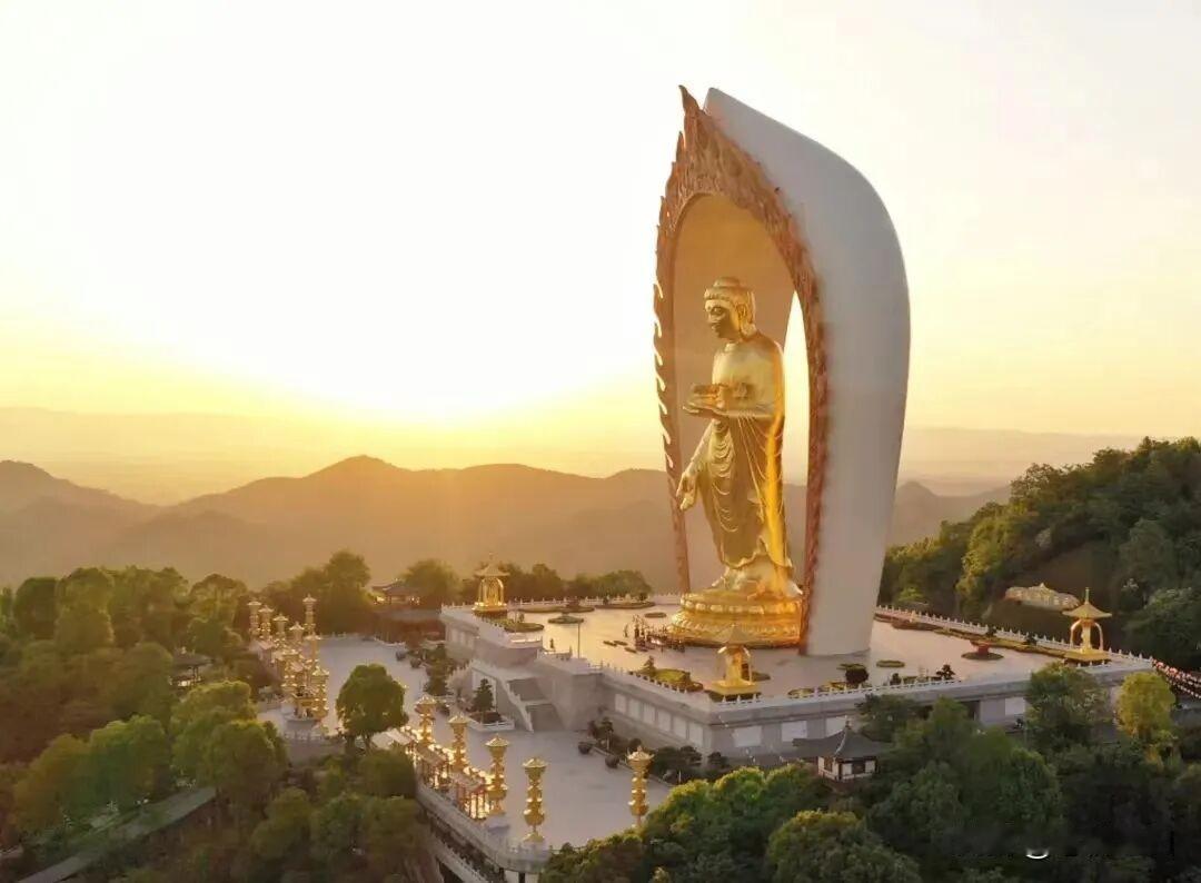 念佛法门契机契理
末法浊染的情形越来越深重， 净土念佛法门就越来越当机， 契机并