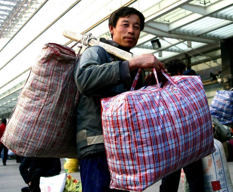 尤其是身处低谷时，更要不断打拼，靠血汗的付出挣钱来养家糊口。特别是现在年轻人上有