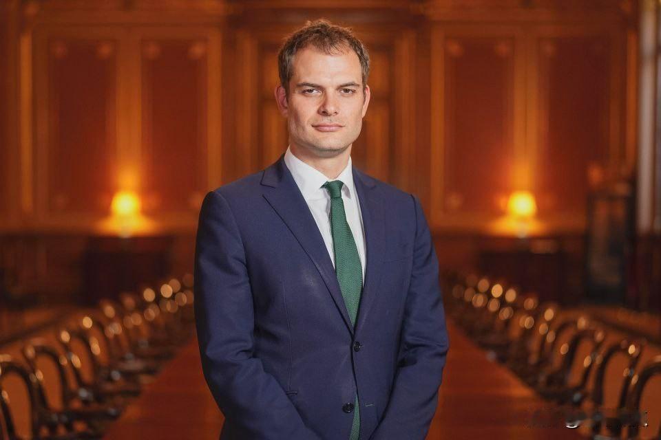 英国人看不惯以色列贪婪。英国负责中东事务的议会副国务大臣哈米什·福尔克纳对媒体称