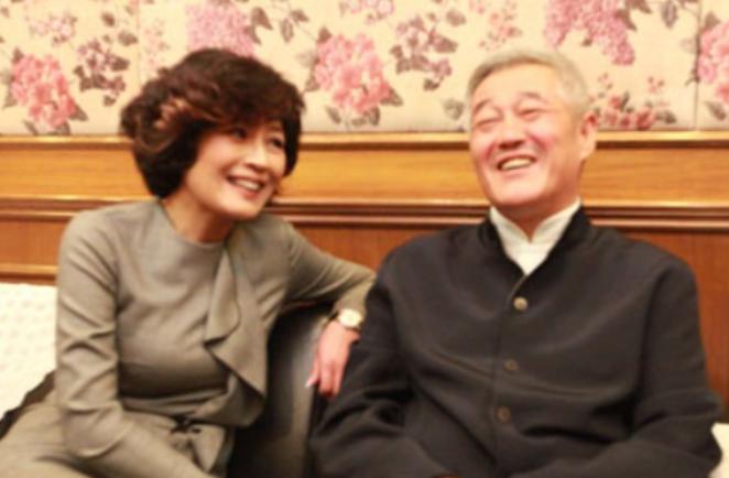 2013年春晚最后的紧急审查现场，曾经的“小品王”赵本山当着总导演哈文的面掷地有