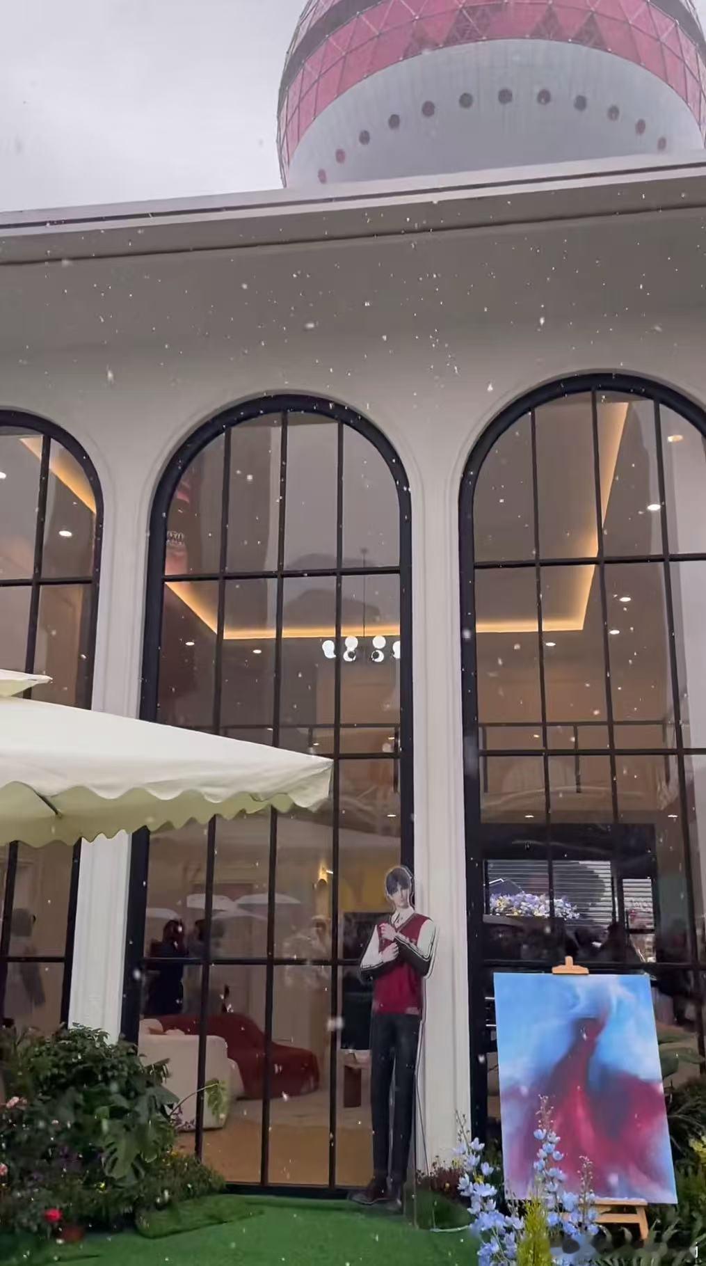 爱人和初雪一起降临了 曾在无数个雪天猜度：哪一场雪的尽头，会遇见他？直到上海的这