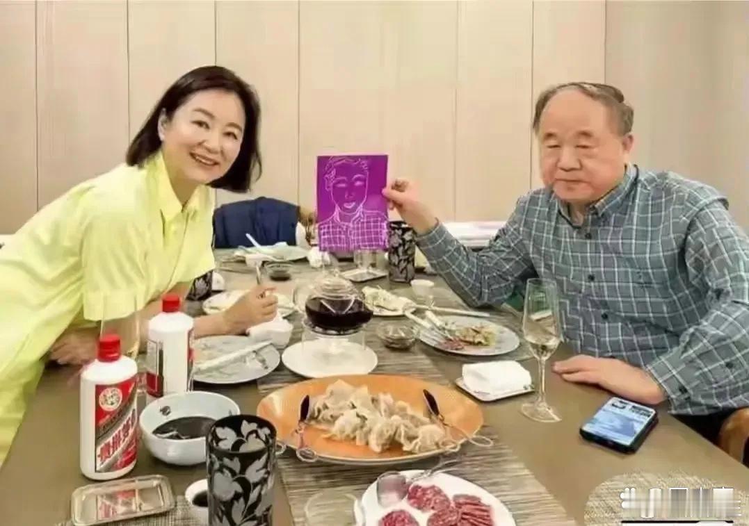 2023年，林青霞请山东老乡莫言在家中聚会，画素描，吃饺子，喝茅台，十分惬意。 