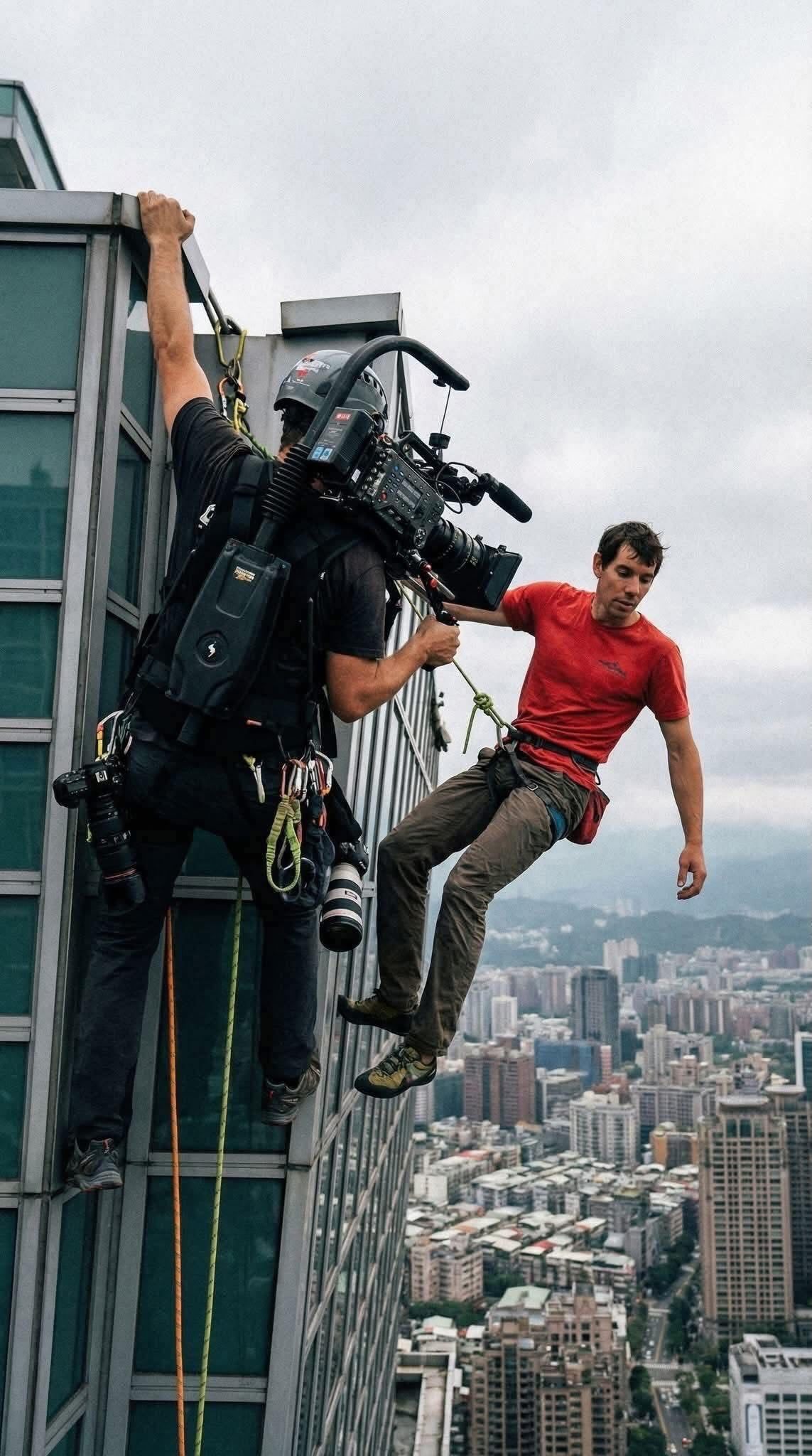 其实最厉害的是摄影师！徒手攀登台北101大厦是有多吓人