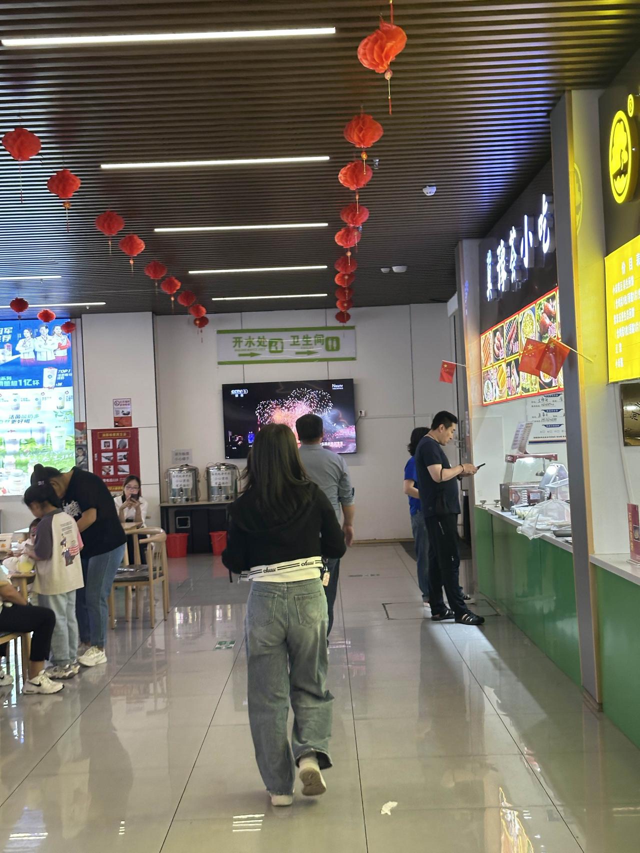 去了一些高速服务区，上厕所的时候必须要走过去超市、餐厅，才能尿尿[捂脸][捂脸]