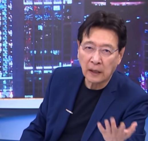 赵少康昨天在节目上说他一向主张跟大陆，要和平的要沟通要开放的，事实上台湾开放大陆