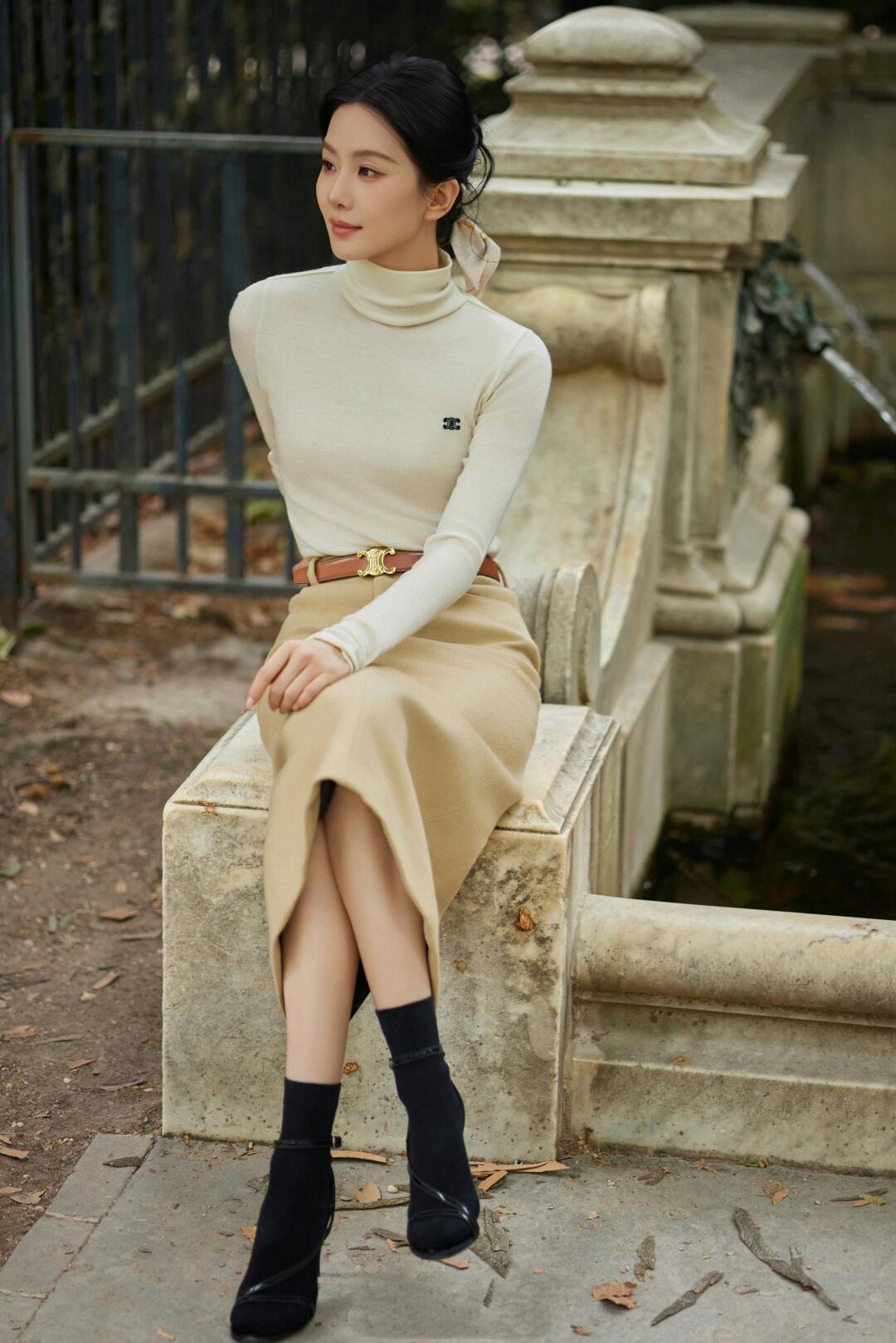 刘诗诗白色针织衫配米色半裙亮相Celine大秀