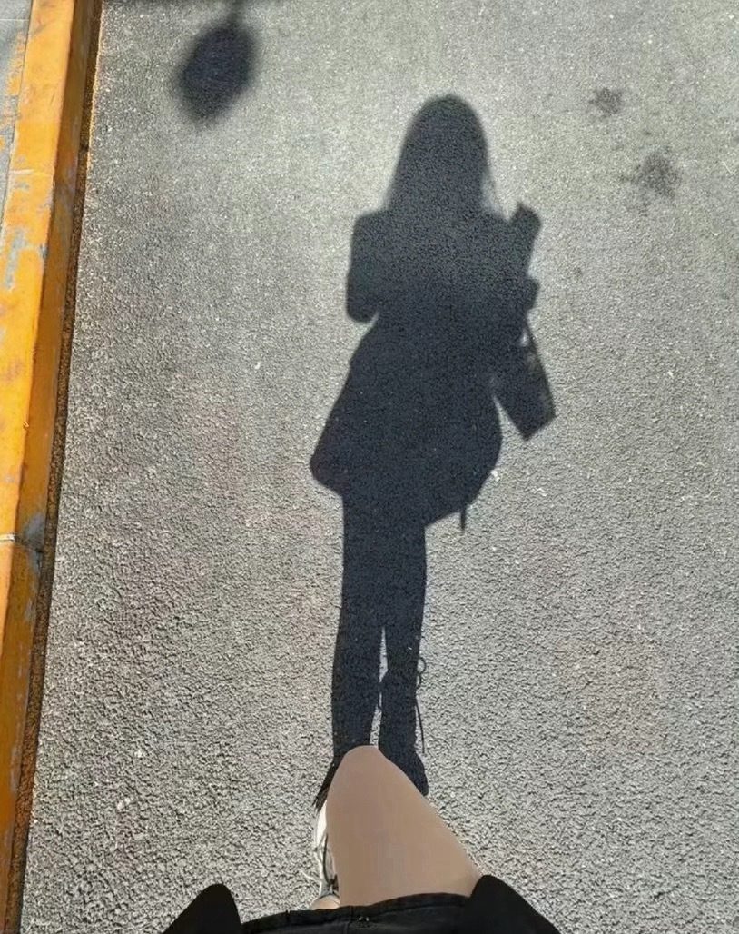 一生追求的东西 是幸福是吃饱饭 是家人健在幸福安康 抛弃华丽的藻饰不谈 我们穷极