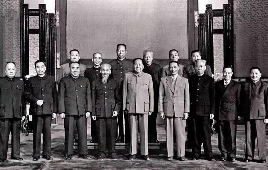 这张照片里，全是新中国的缔造者，个个都了不起！我能认出五位，谁能认全的，绝对是熟