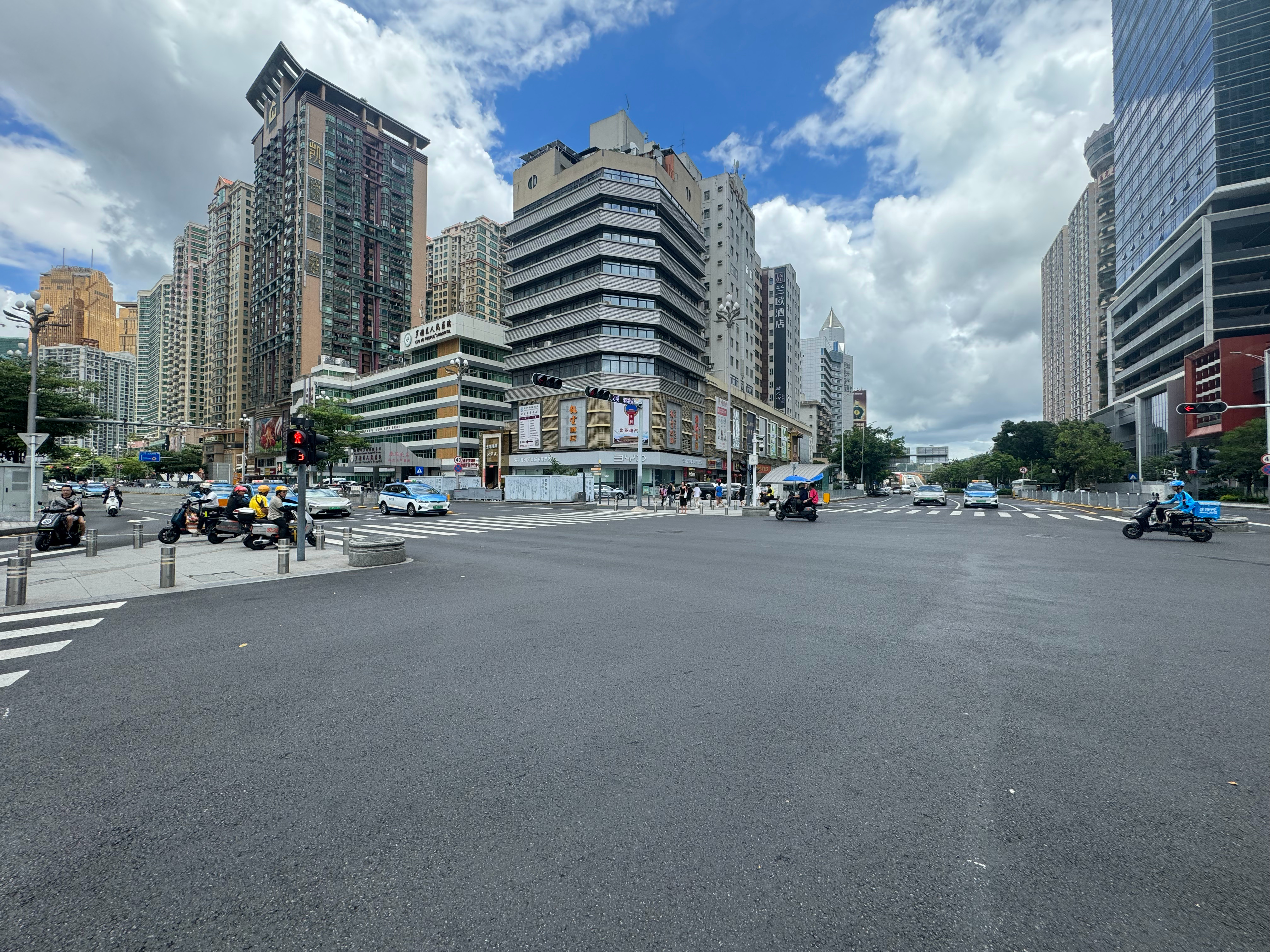 等个红绿灯都能碰到两台小米SU7关键是配色还是一样的[允悲][允悲]小米[超话]