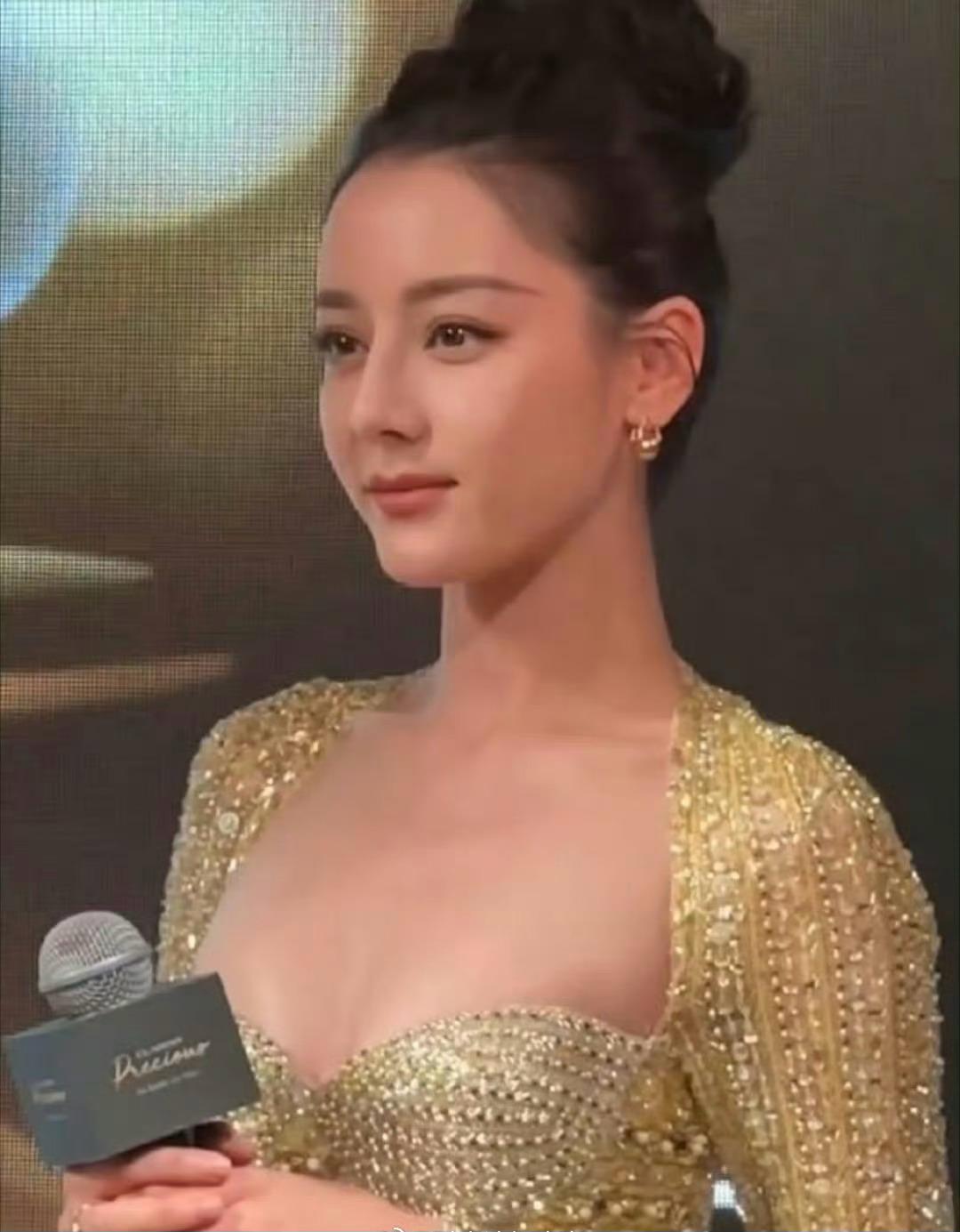 迪丽热巴还是披头发更好看，造型师安排起来 ​​​