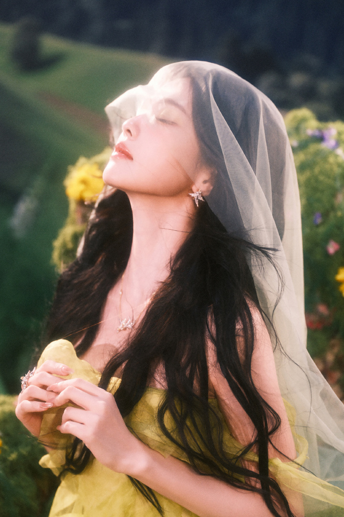 白鹿[超话] 生日快乐 美神降临了 ​​​