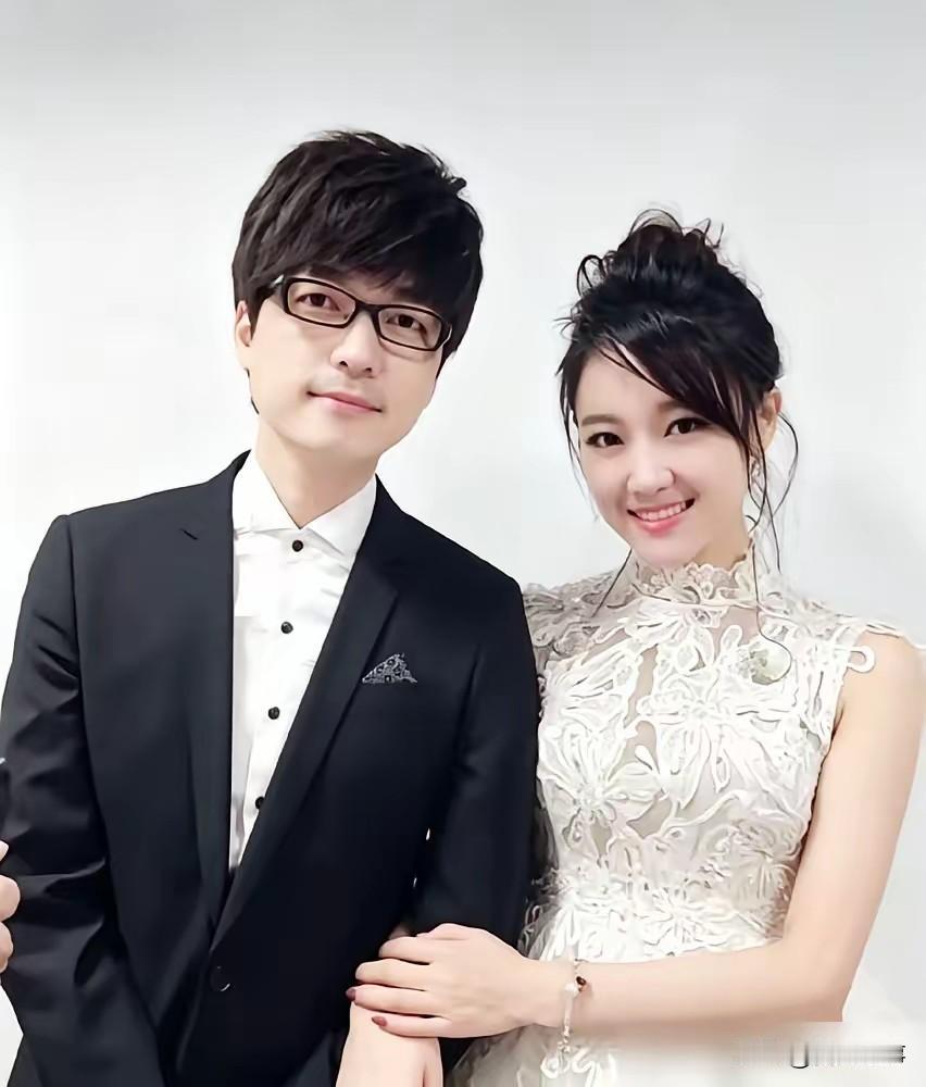 王小海离婚之后净身出户，最好的爱是成全彼此下半场人生。镜头下，王小海一身庄重黑色