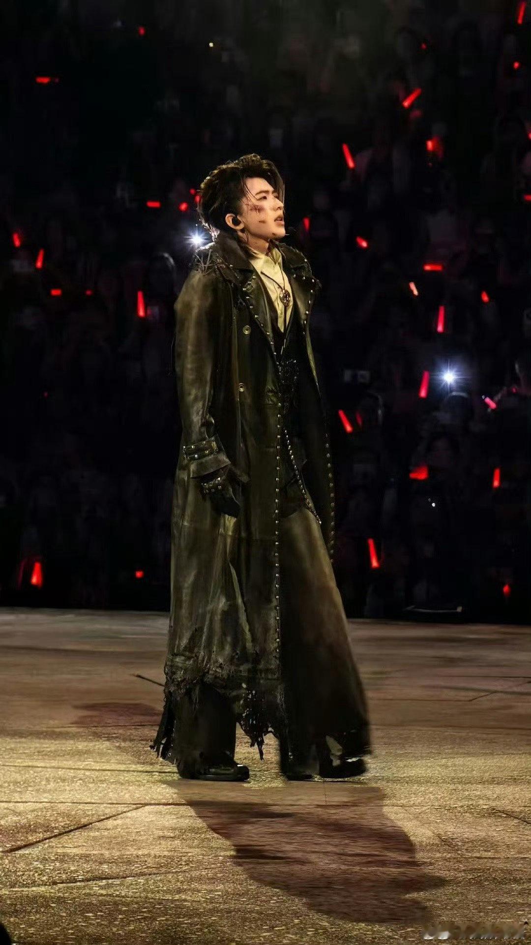 蔡徐坤全开麦唱跳蔡徐坤好硬核的全开麦蔡徐坤澳门演唱会这波全开麦唱跳太燃了！《RI