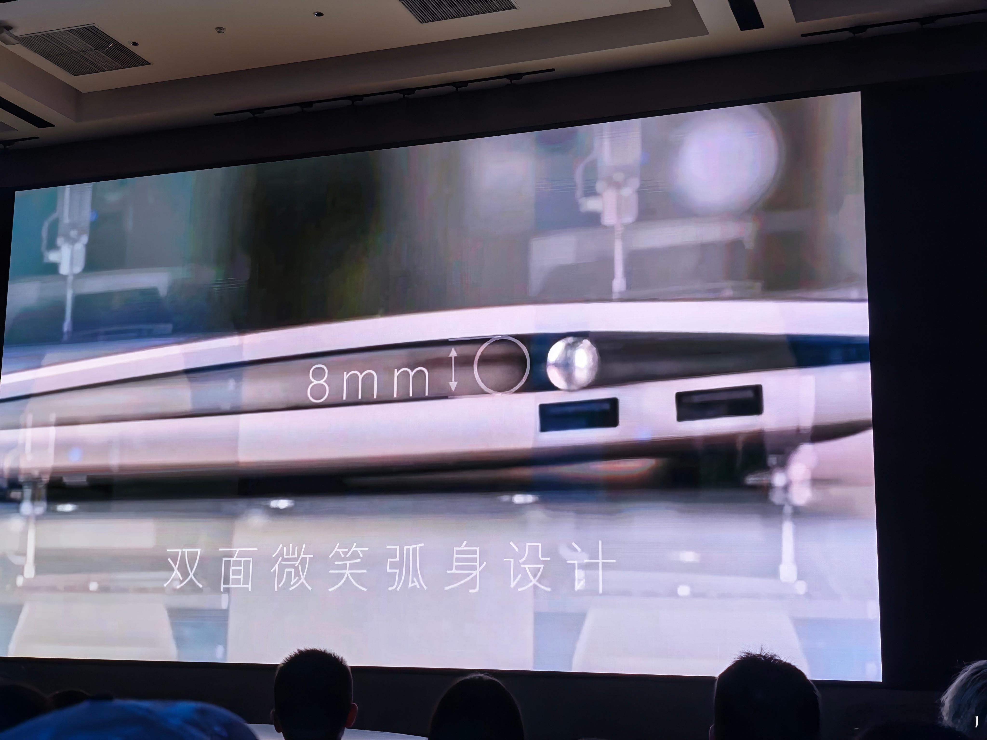 荣耀笔记本可靠性拉满了，行业首个SGS整机卓越可靠性认证的笔记本，放桌子上、椅子