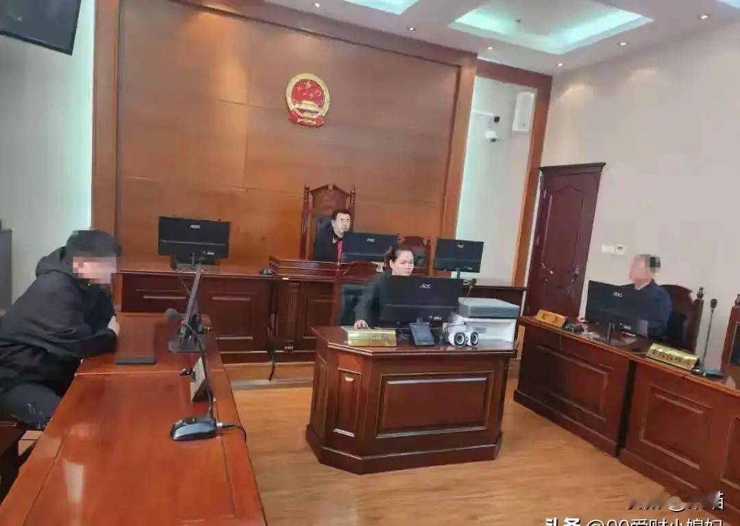 黑龙江大庆，一名七旬老人每月退休金有6700多元，还是把亲生儿子告上法院，要求儿