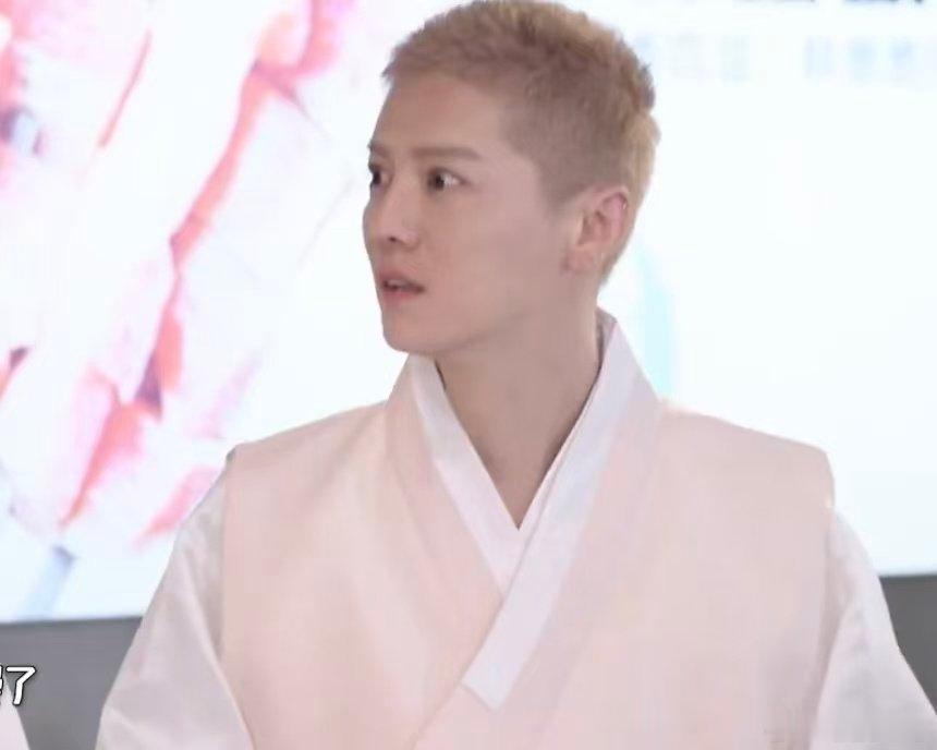 鹿晗把眉毛染成黄色了鹿晗眉毛染成黄色了全脸统一浅黄配色，缩小脸部视觉比例，小巧脑