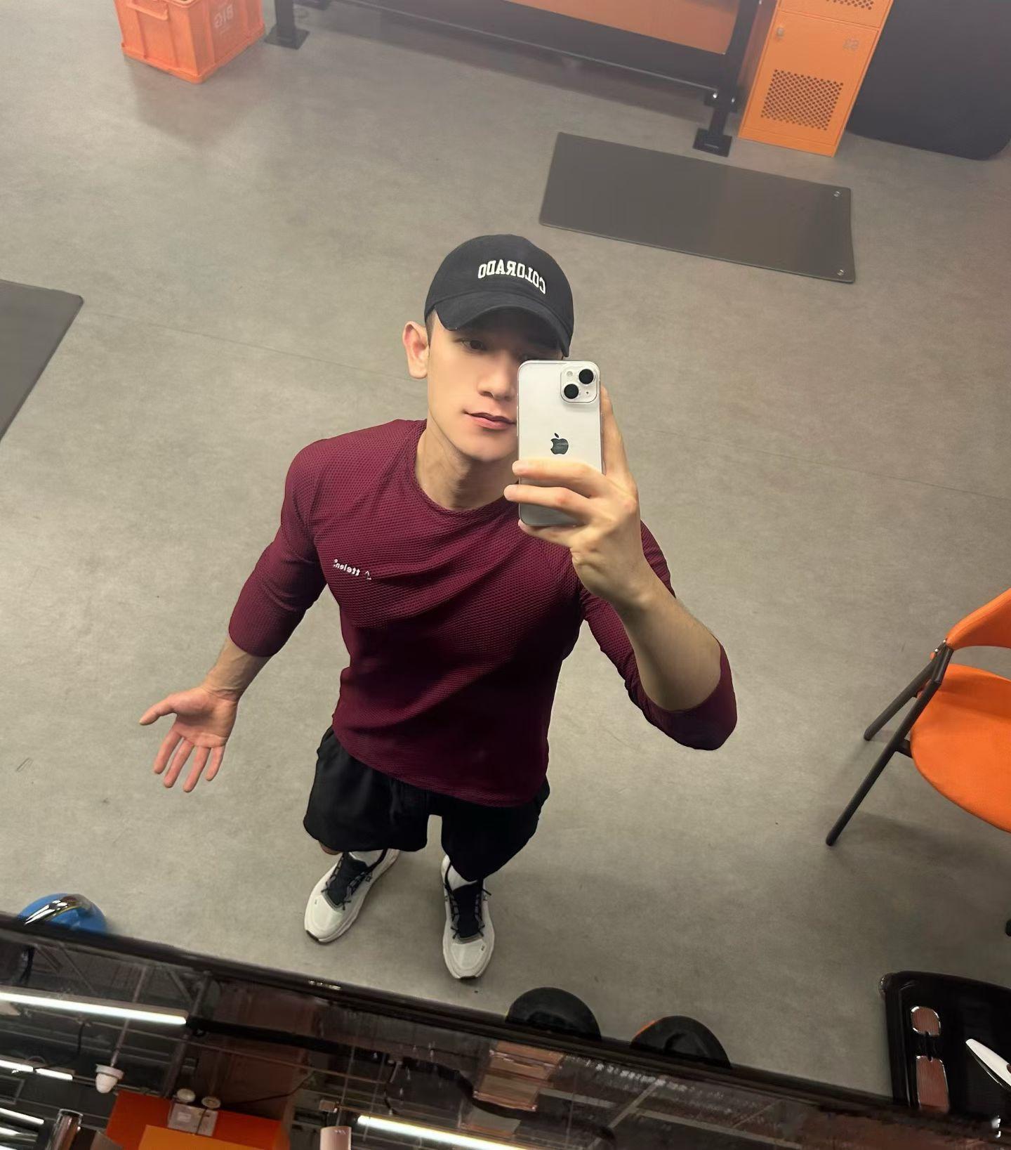 办公室已经三天没人开口说话了其实这样就没有人情味了。人还是社会型的，还是得大家交