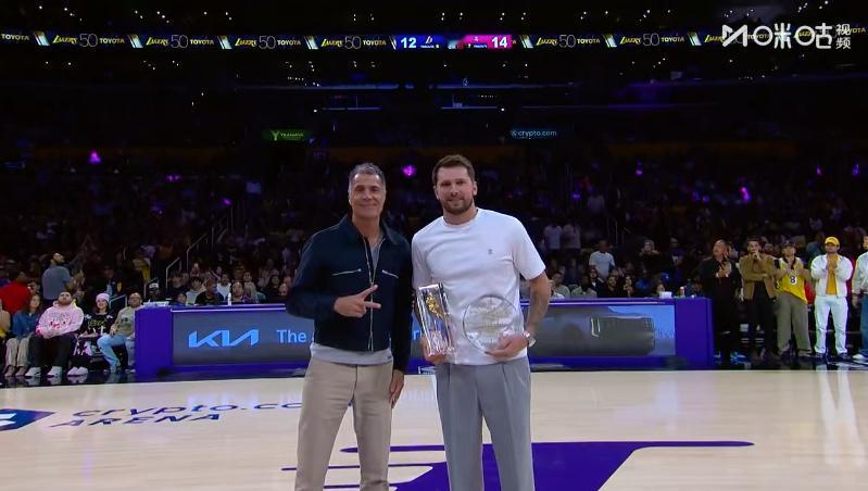 东契奇领取三月西部最佳球员和常规赛得分王的奖杯！望早日在赛场出现🙏速速康复洛杉