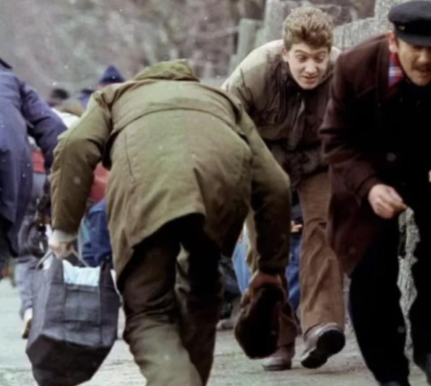 萨拉热窝围城战告诉我们，现在用常规武器，根本打不下来一座人口超百万的城市！
 