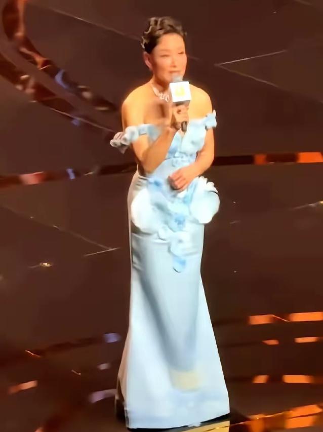 上海电影节红毯，怪事出现了。

2026年6月13日晚，第28届上海国际电影节金