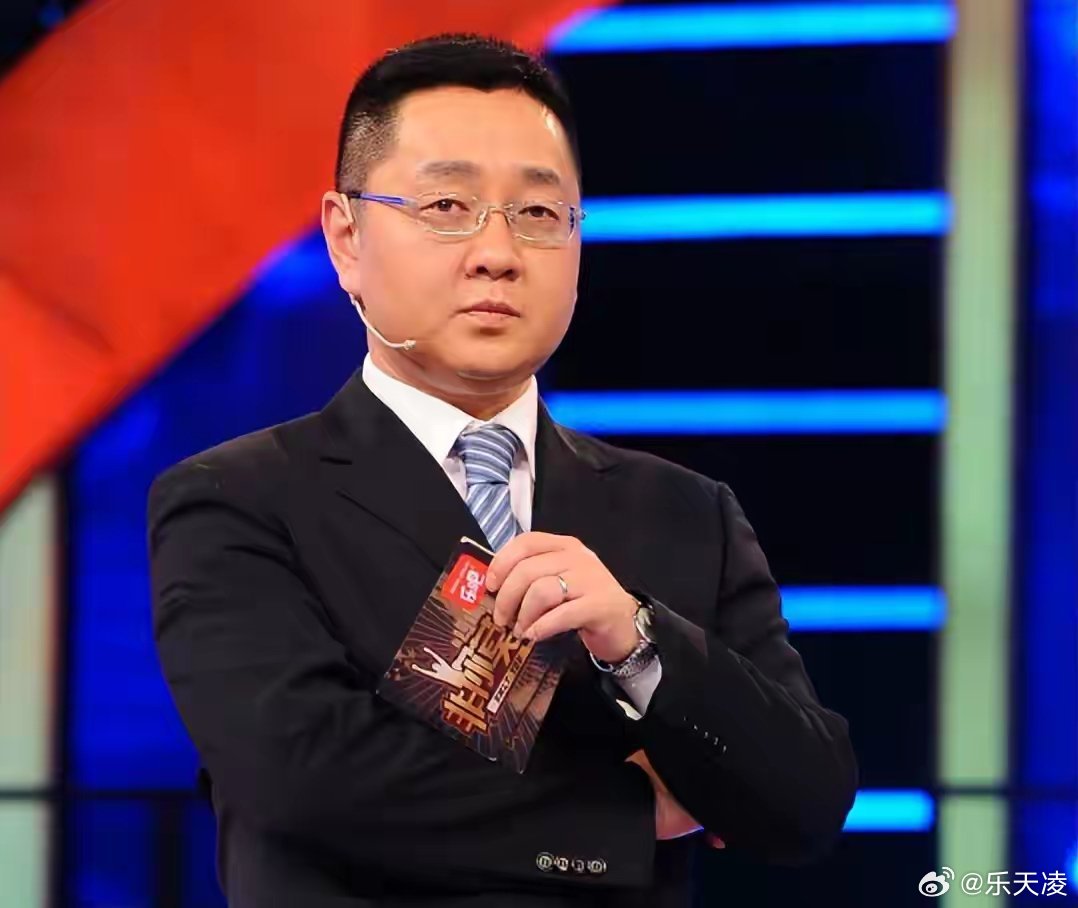 张绍刚已经主持十年脱口秀了 控场稳、接梗快，自带松弛气场，既能接住各路吐槽，也能