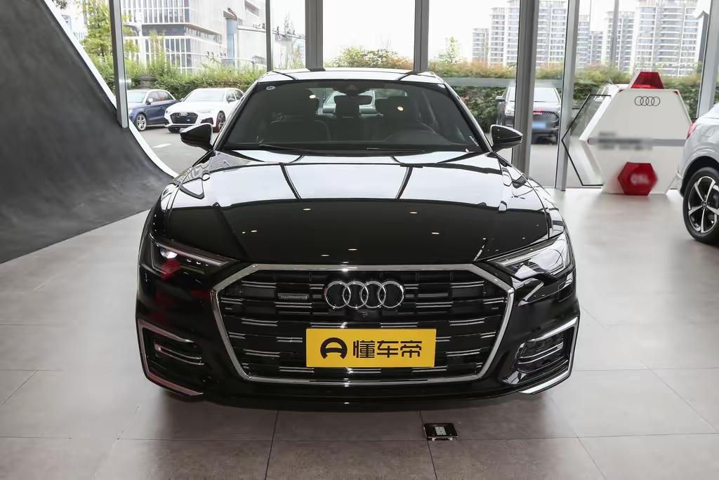 新一代奥迪A6L的实车图已经出来了，看外形感觉变化还挺大的。
1️⃣车头的格栅比