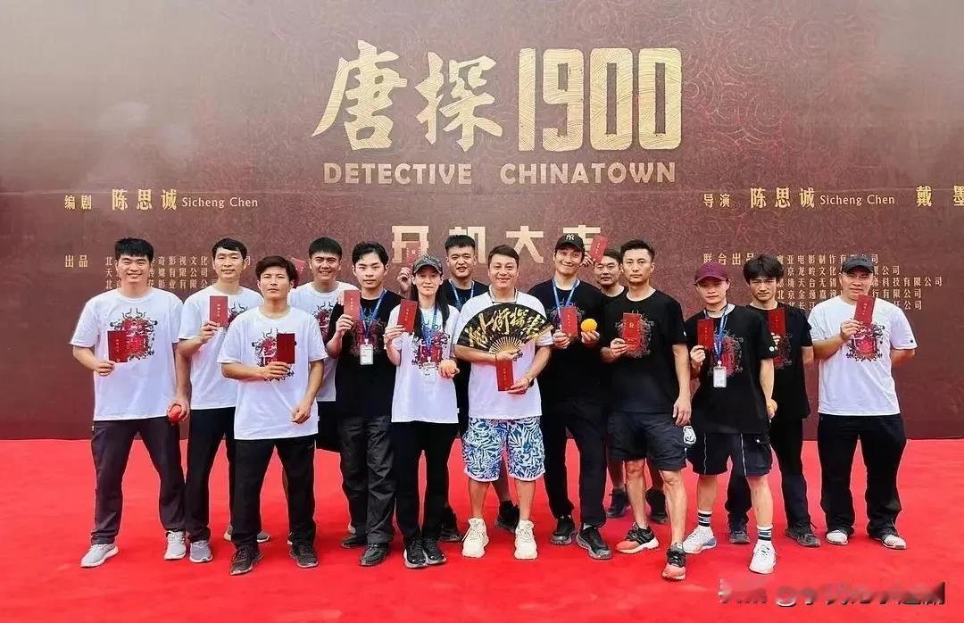 《唐探1900》：笑闹背后，历史与悬疑的碰撞！
 
《唐探1900》作为“唐人街