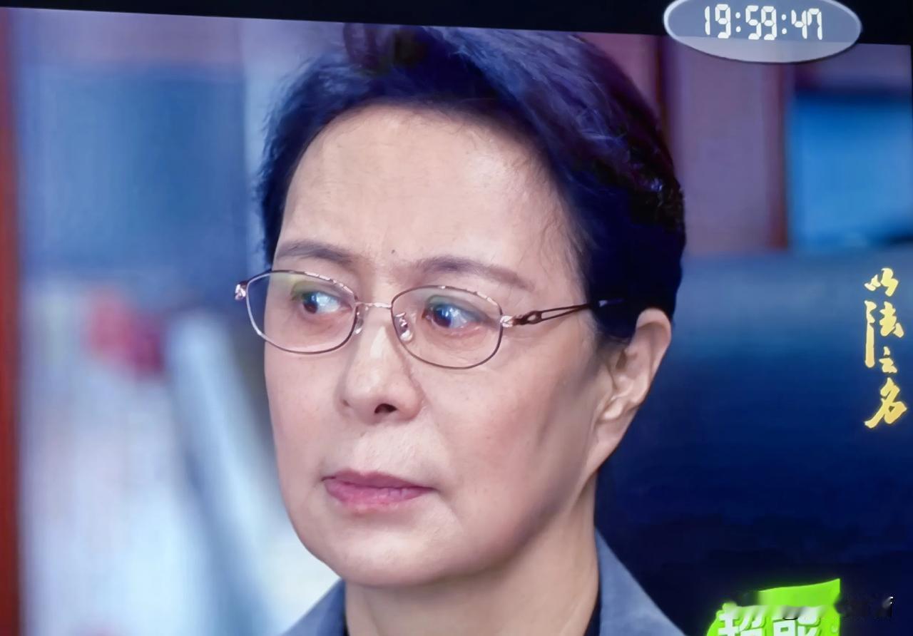 注意到《以法之名》中的兰书记，她的耳垂极其有特点 两耳垂几乎与两腮相连，一查面相