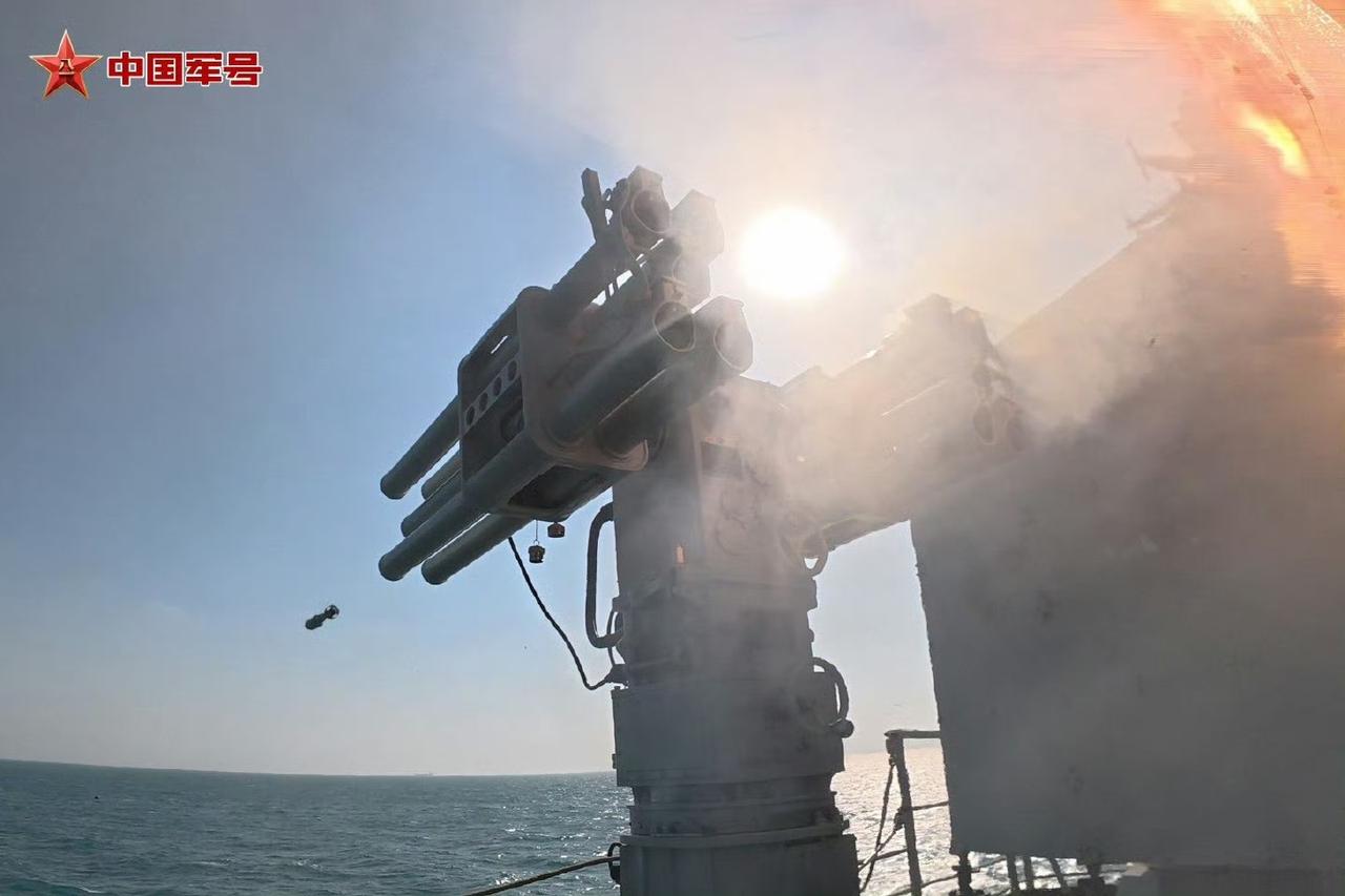 少见的"075型"两栖攻击舰配备的55毫米多管反蛙人自动榴弹发射器开火

主要用